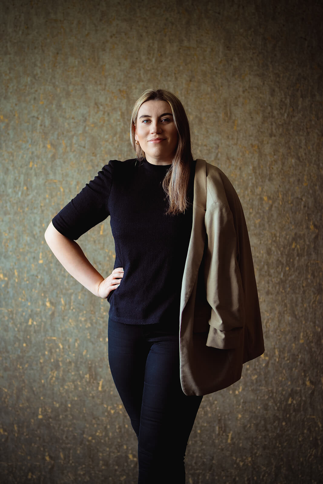 Birgit Ruunik seisab jakk üle õla – karjäärinõustaja ja tööandja brändingu ekspert Palgajutud veebilehel.